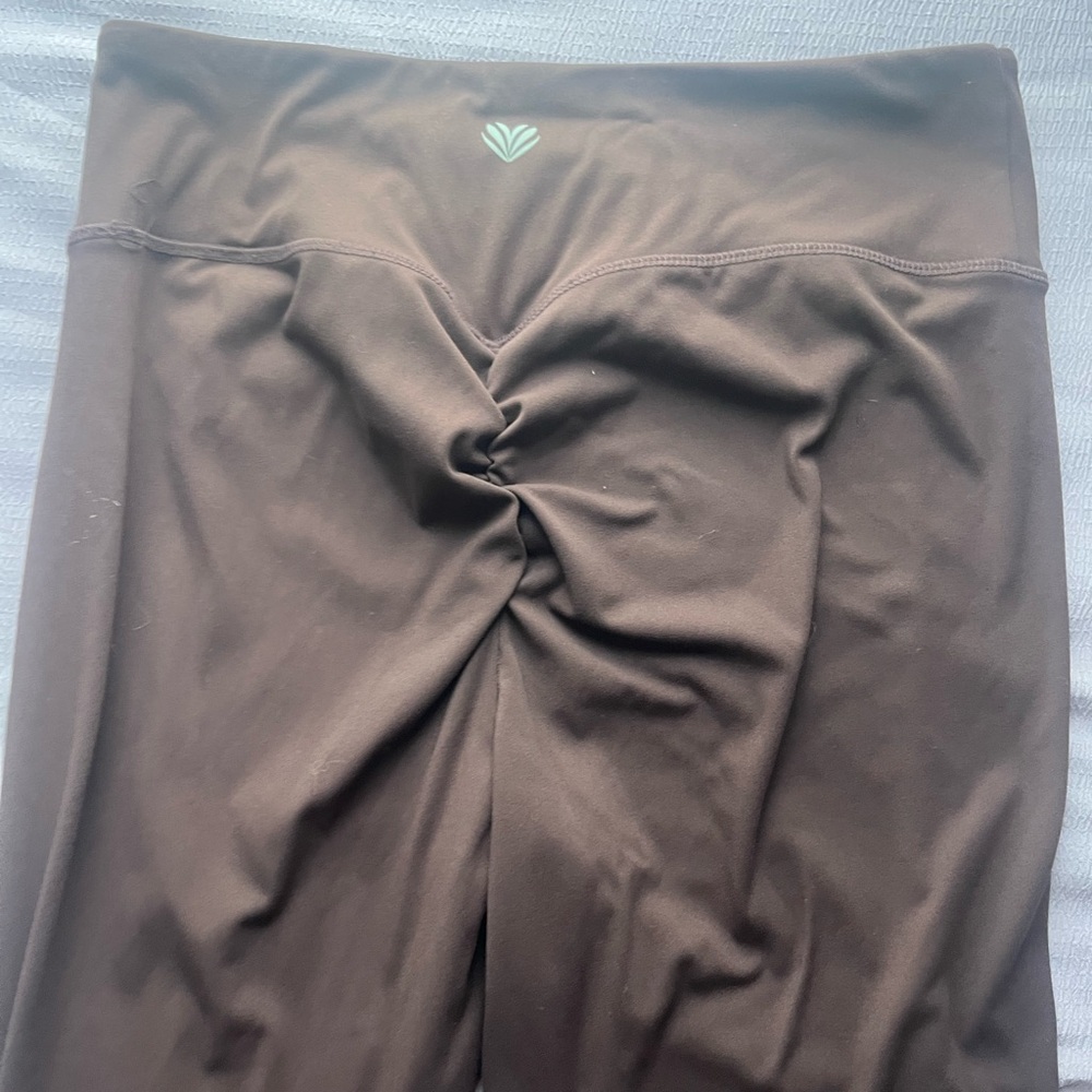 Brown High-Waisted Scrunch Booty Leggings with Cross Waist